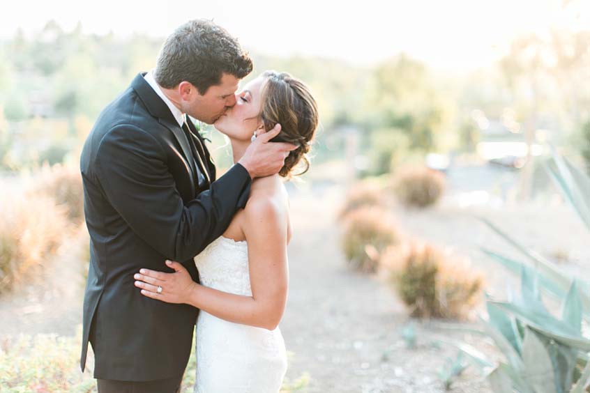 san-diego-country-club-wedding-couple-kissing