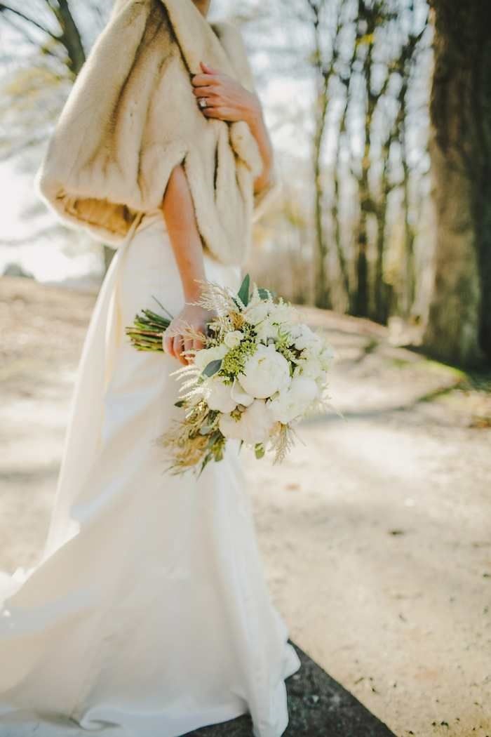 bridal bouquet for winter wedding