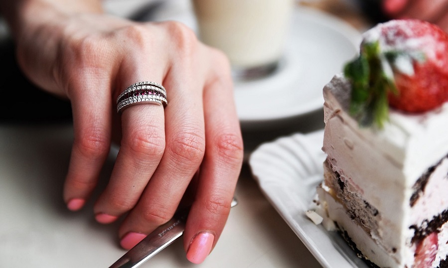 Hide the proposal ring in the breakfast plate - 123WeddingCards