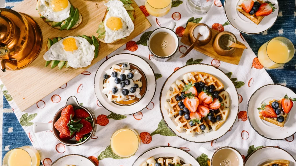 Here are some ideas for budget-friendly post-wedding brunch planning.